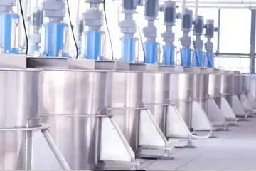 Промышленные резервуары из нержавеющей стали объемом 5 тонн для хранения измельченной пигментной пасты на заводе StarColor